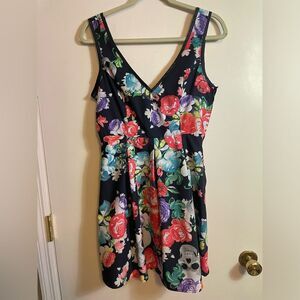 ROAMING HEARTS Goth DRESS BY IRON FIST W/ SKULL & FLOWER PRINT
WOMENS SIZE M